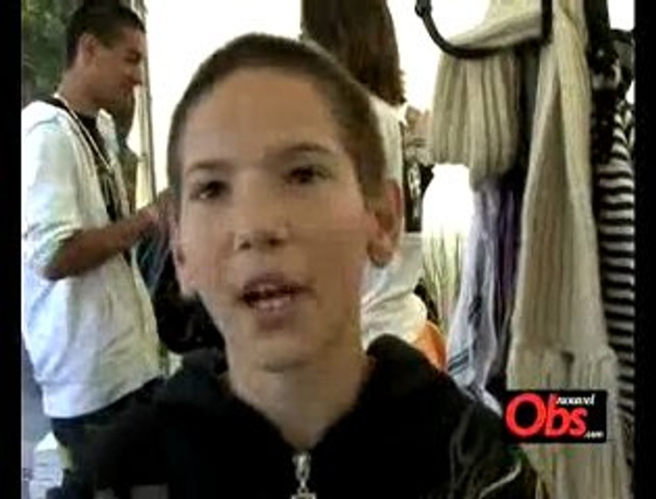 Une pyramide de chaussures place de la Bastille pour dénon
