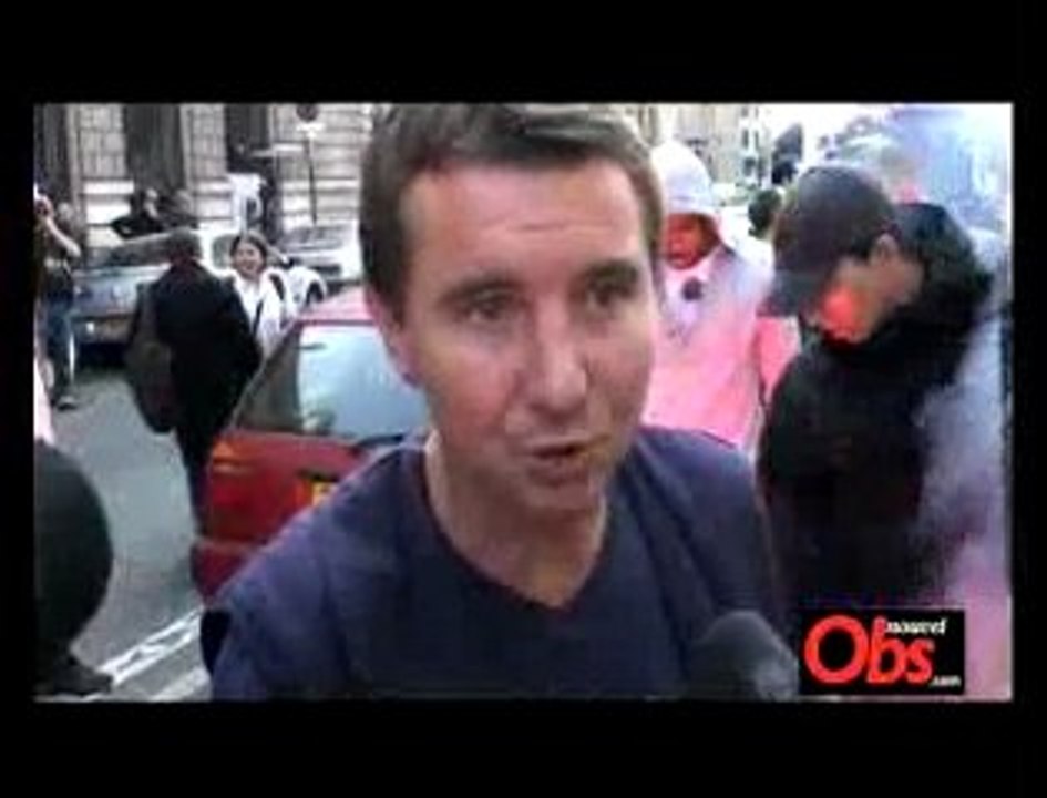 Olivier Besancenot et les postiers envahissent la Bourse