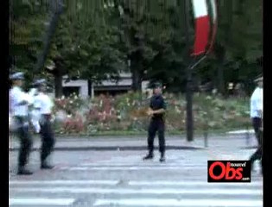 Sur les Champs-Elysées, en attendant le défilé du 14 juill