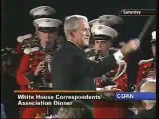 Chef... d`orchestre. Bush fait le pitre lors d`un dîner de