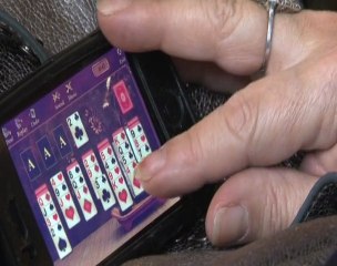 Une conseillère municipale (Marseille) joue avec son iphone