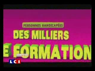 Jamel s'essaie à la guitare pour l'Agefiph