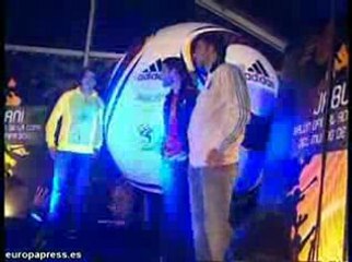 Kaká, Higuaín y Xavi Alonso presentan balón del Mundial