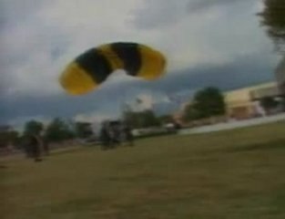 George Bush senior fait du parachute