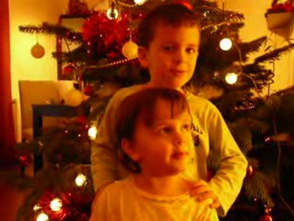 Axel et Elise chantent Noel