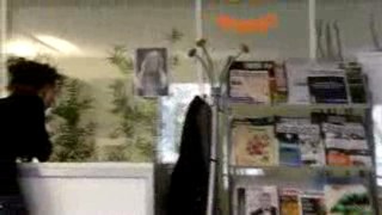 Une femme se fait pièger au travail par son col...