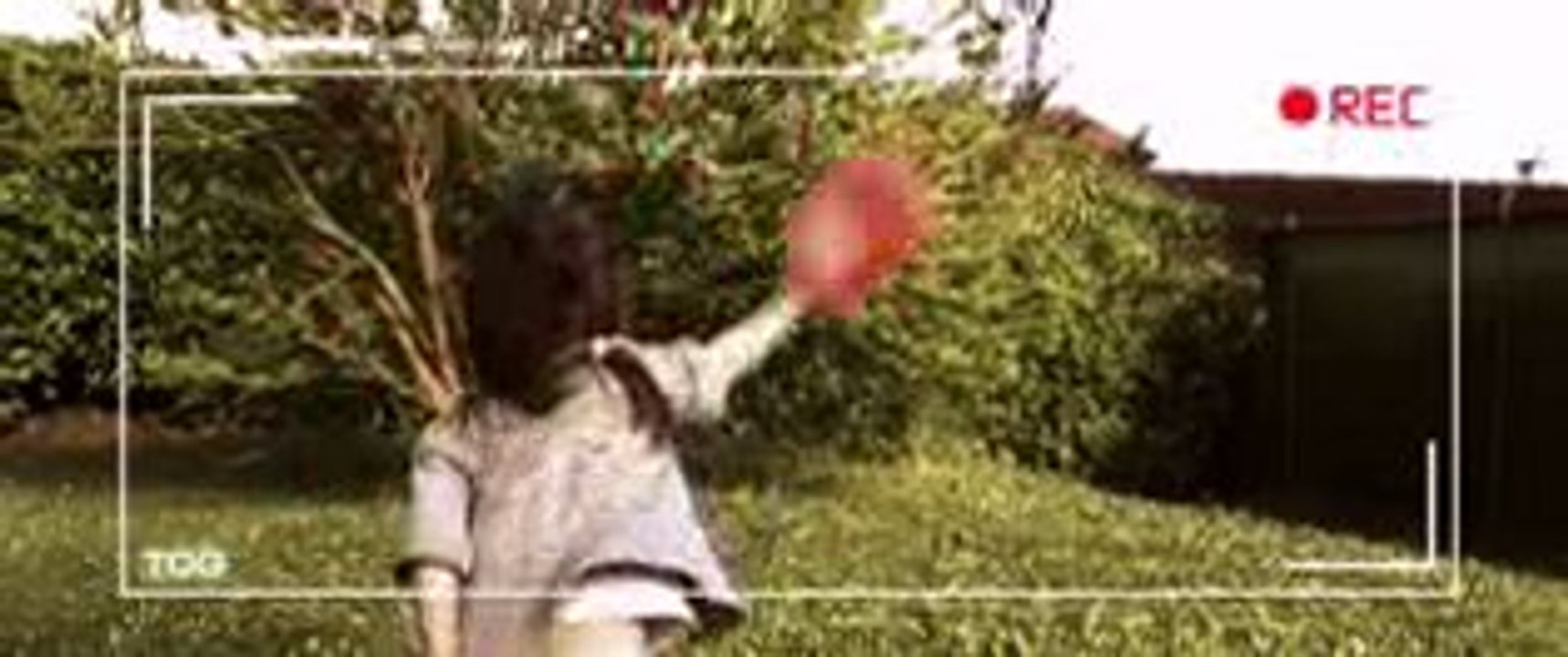 Emma jette ses jouets