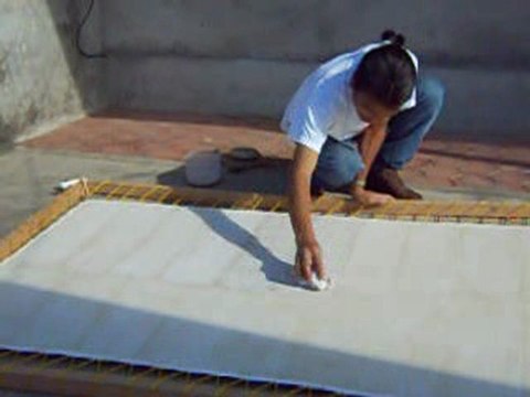 Le peintre népalais Suku prépare une toile pour Thangka