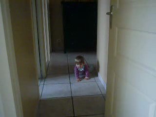 Charlotte avance à 4 pattes (2/2)