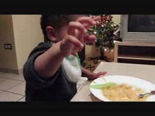 Alexis mange tout seul