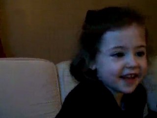 lou-ann regarde la vidéo du père noel