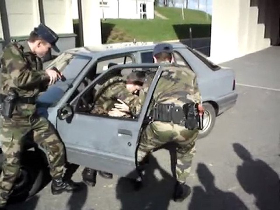 Jambe droite devant, jambe gauche derrière