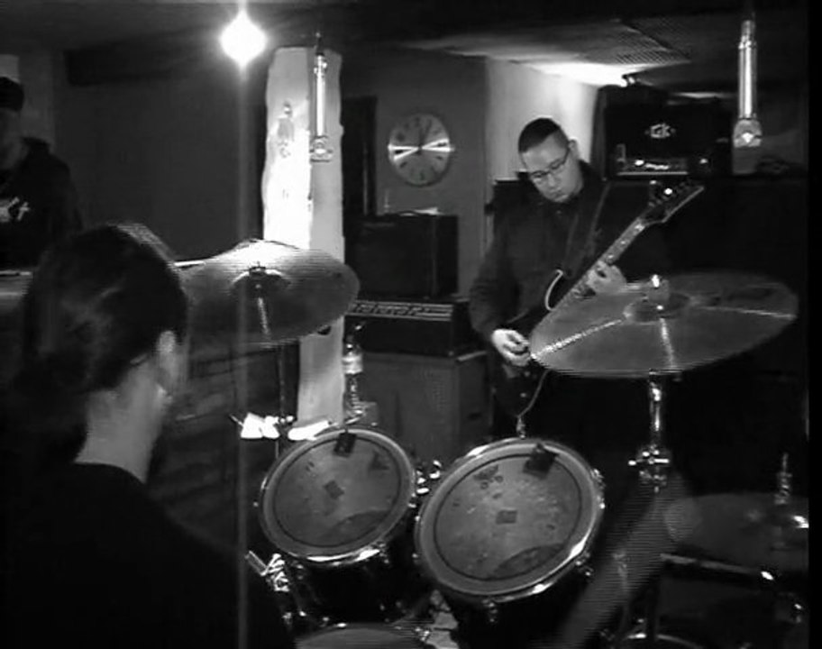 Grobber Knüppel auf der Suche nach einem neuen Gitarristen