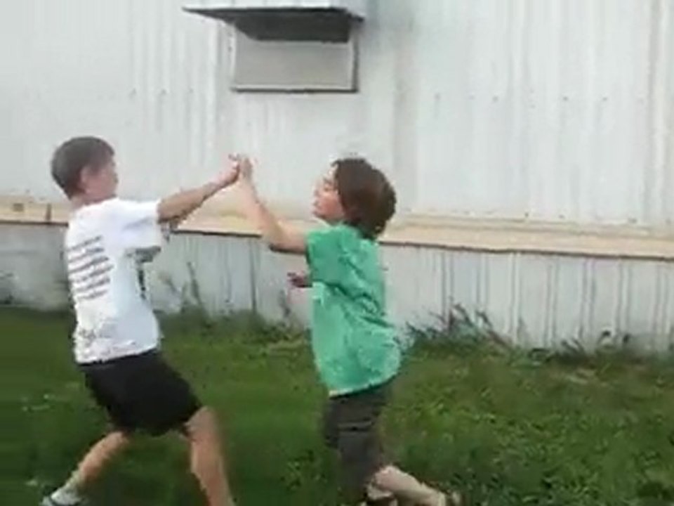 Zwei kids fighting