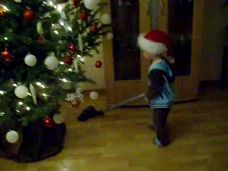 je passe l'aspi pour aider maman !!