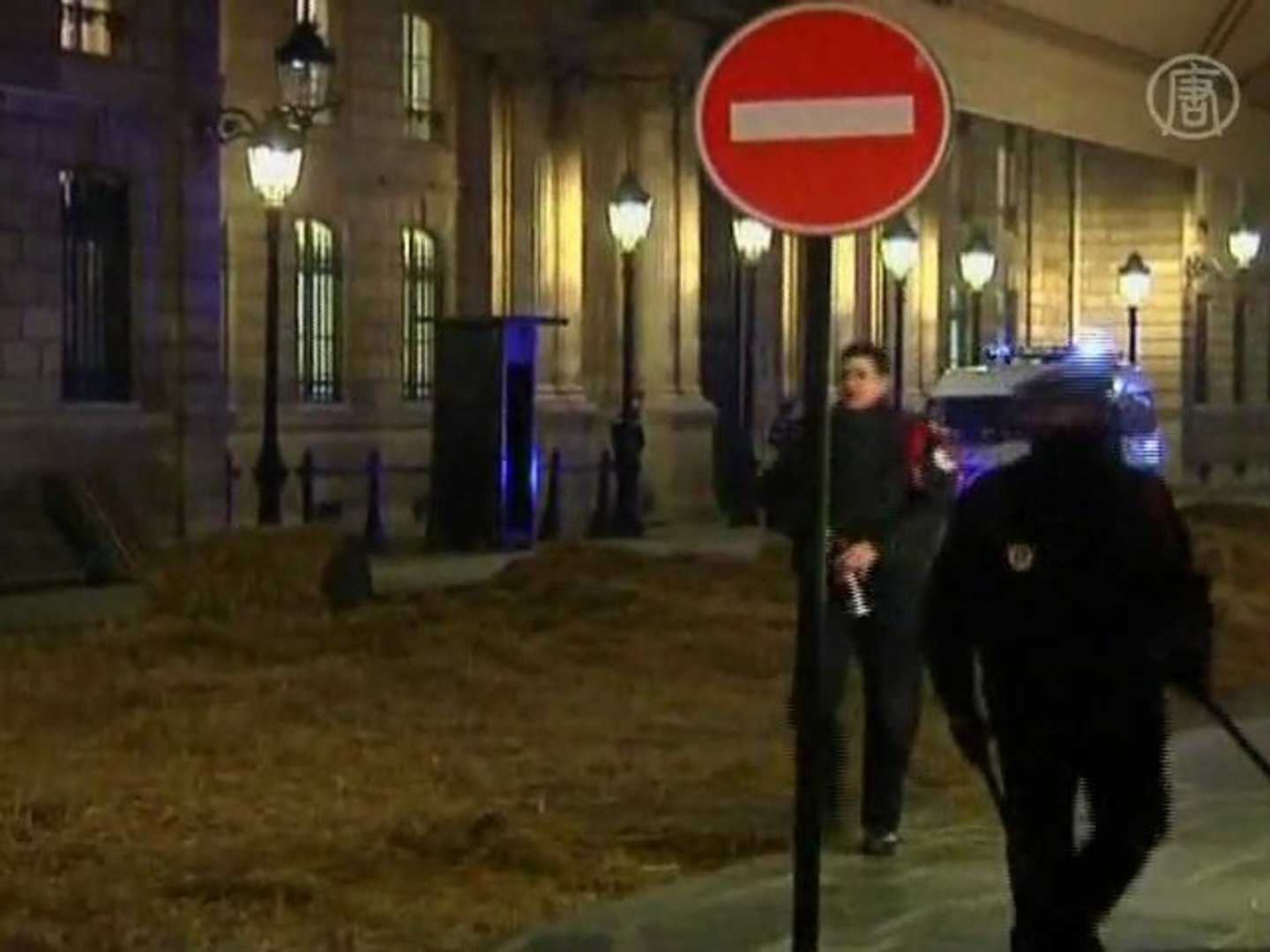 ⁣В Париже фермеры завалили сеном вход в Елисейский дворец