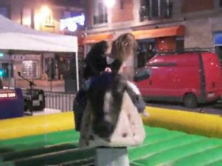 sophie sur un taureau mecanique