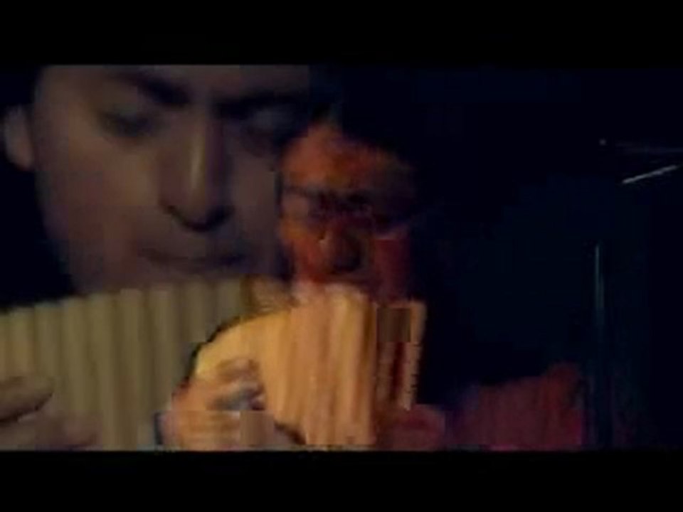 peruano tocando zampoña