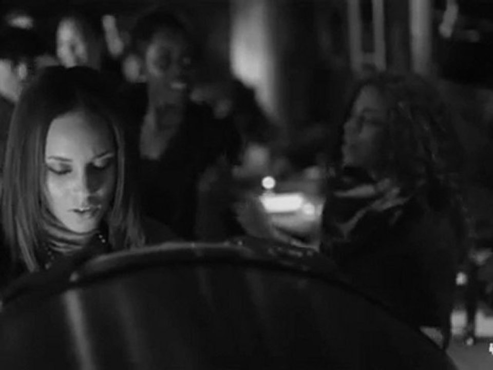 Alicia Keys sings 'Welcome to Jam Rock'