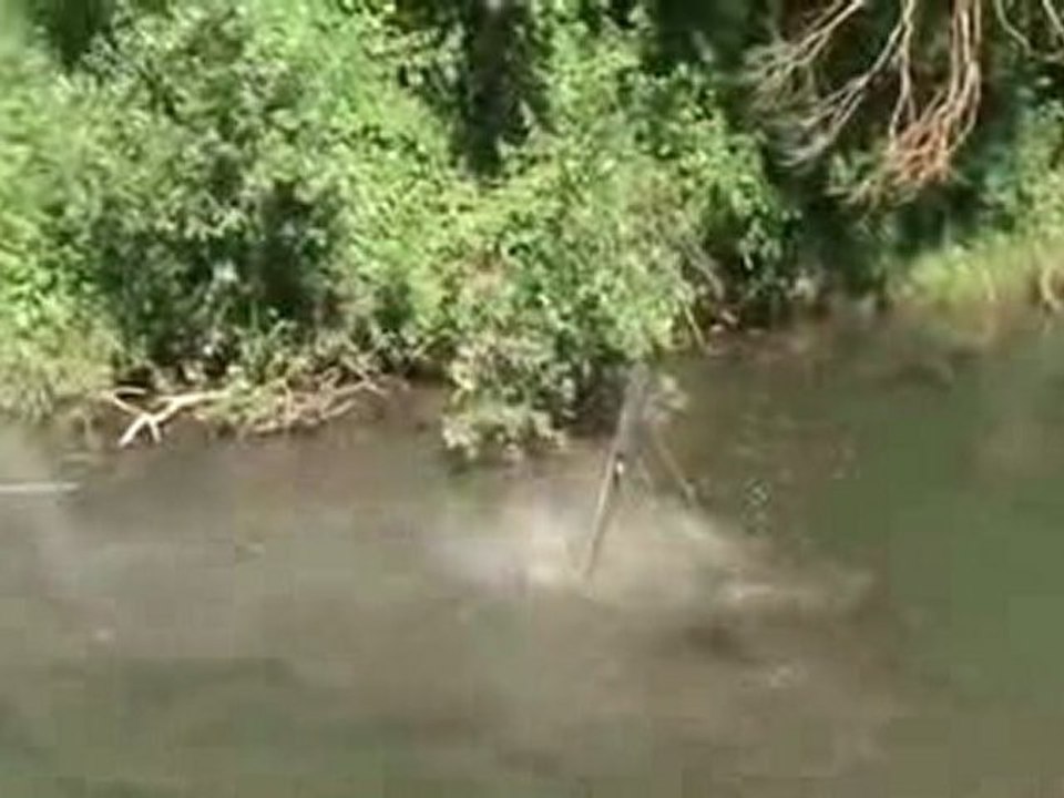 Une jeep roule sous l'eau !