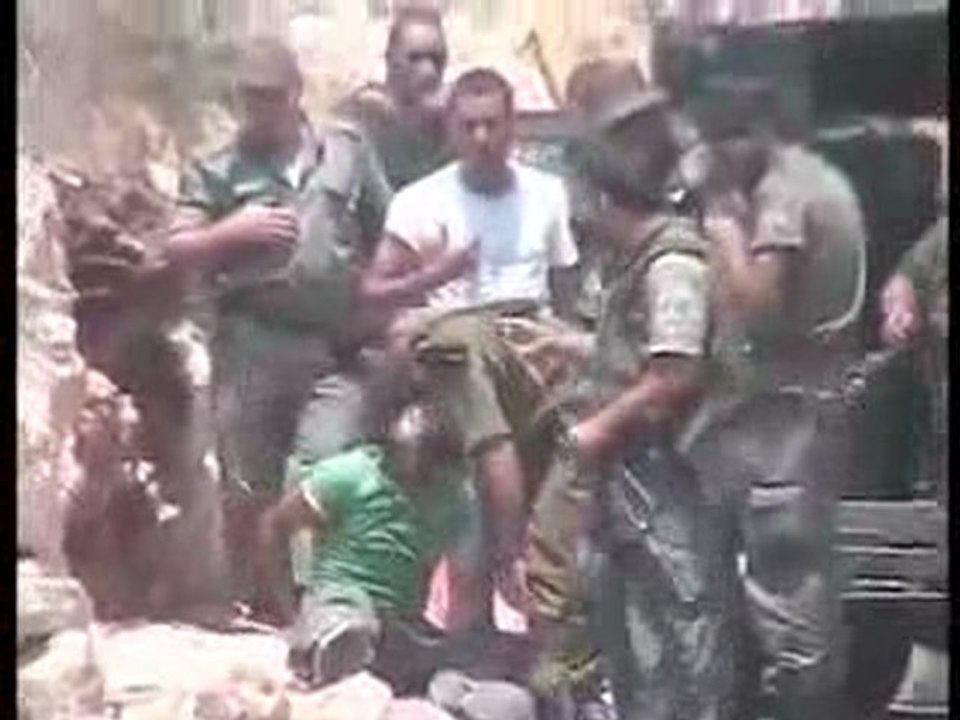 un soldat israélien fait feu v&s un prisonnier palestinie