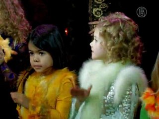 Маленькие модели демонстрируют жилетки от Дианы Дорожкиной