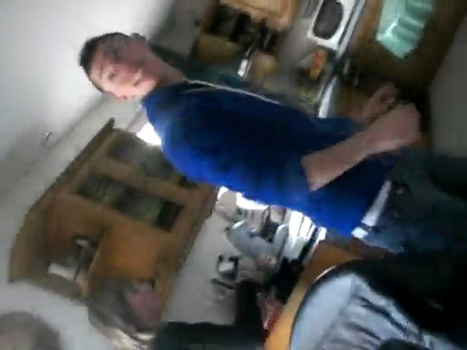 Baptiste danse La Macarena