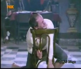 Düttürü Dünya: Sandalye ile güreş sahnesi