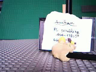 QUELQU'UN QUI S42NERVE CONTRE UNE PUB