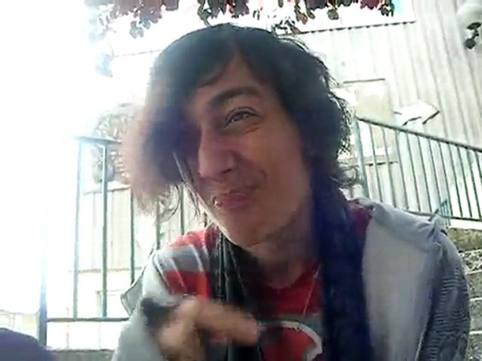 Flo mange une tête brulée EXCLUE