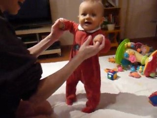 Eliott se met debout