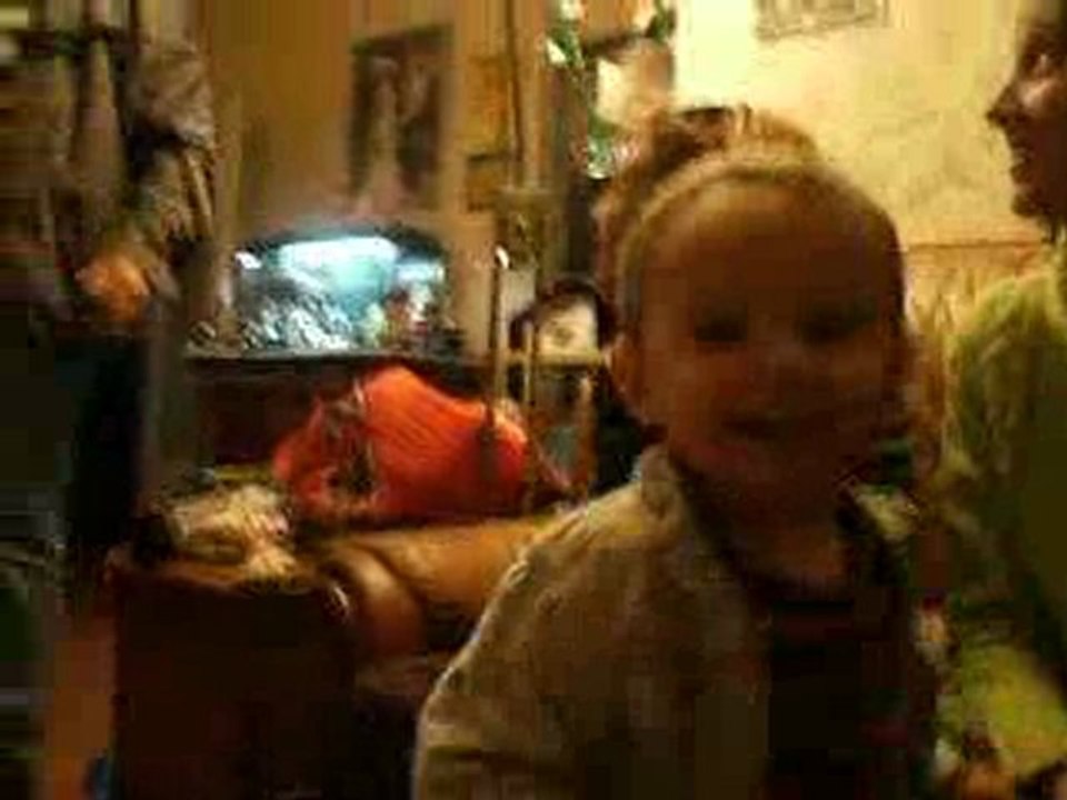 Joue avec son cadeau d'anniversaire 1