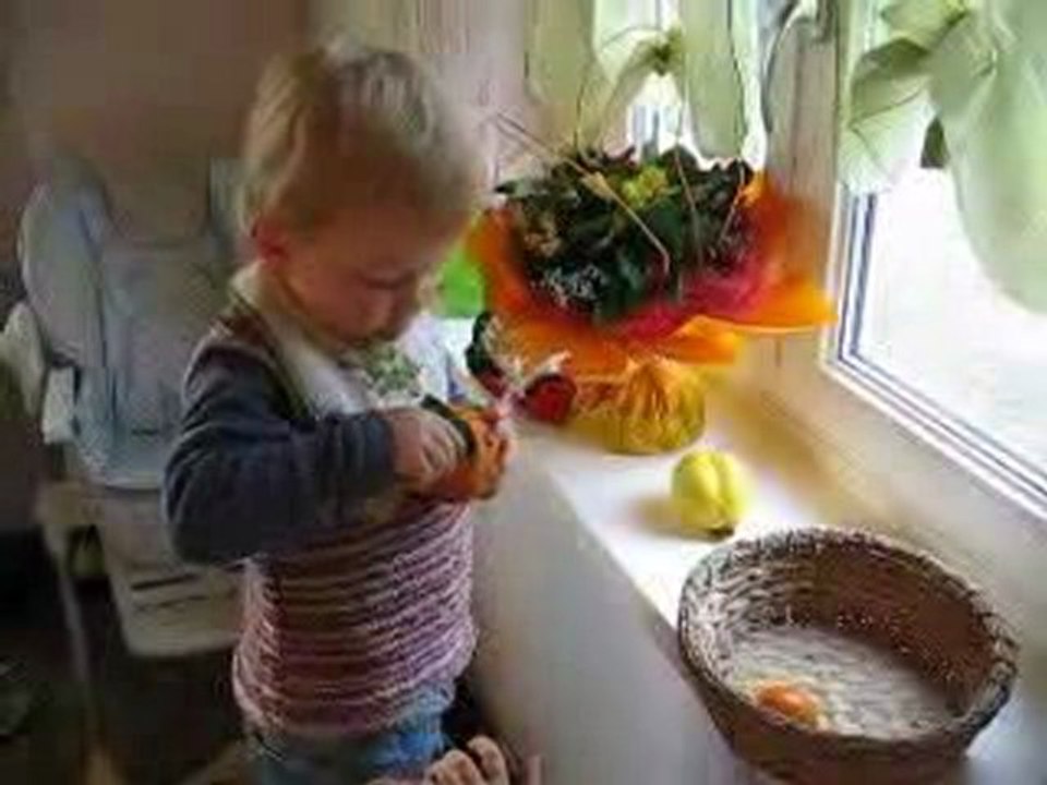 Nathan nettoie les fruits