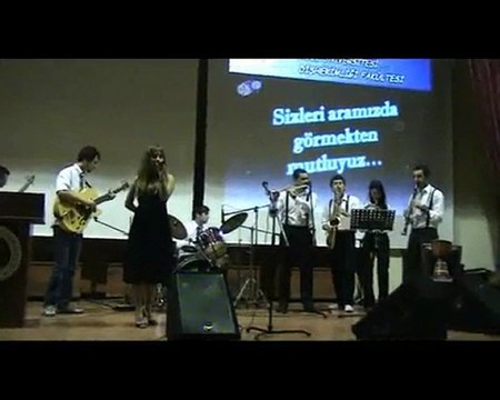 yıl 2009,önlük giyme töreninde ikimiz bir fidanın çalıyoruz