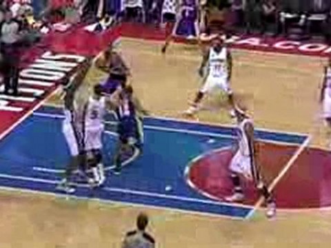 NBA Shannon Brown hits Andrew Bynum with a nice pass underne