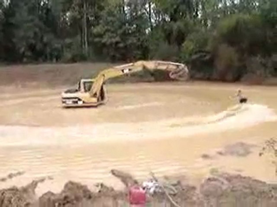 Faire du ski nautique avec un pelleteuse !