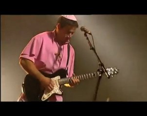 Pape qui shred sa guitare électrique! lol