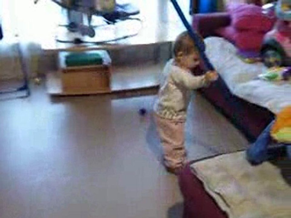 Laora passe la serpillère