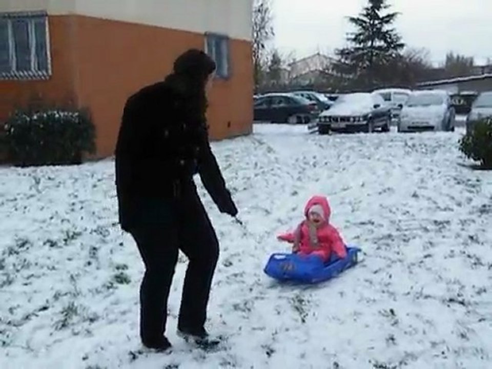 Laora fais de la luge !!