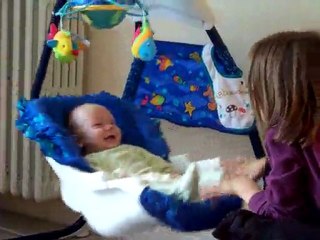 Samuel s'eclate avec sa grande soeur