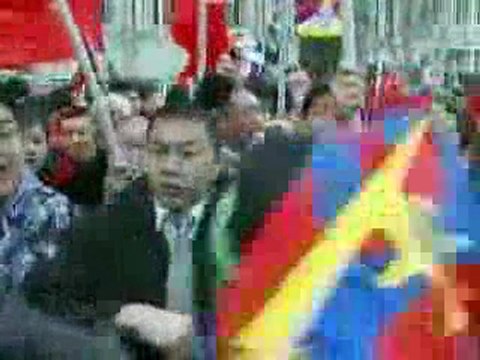 JO. Des tibétains escaladent le Golden Gate à San Francisc