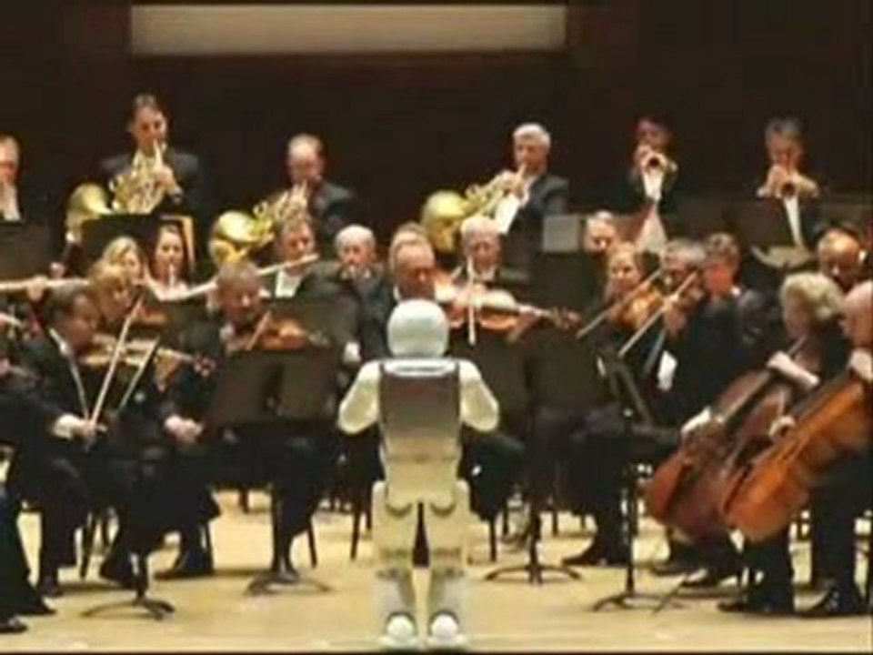 ASIMO, le petit robot chef d`orchestre