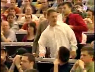 Le PDG de Microsoft bombardé d`oeufs en Hongrie