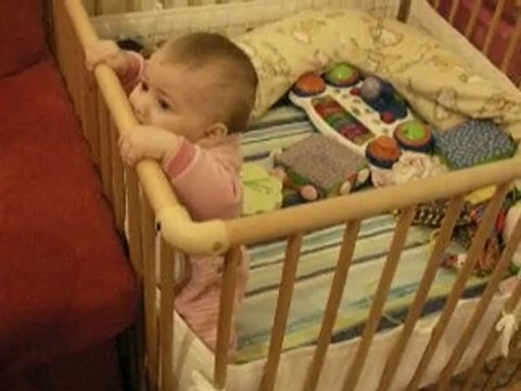 Zia bientot 8 mois se lève toute seule !!