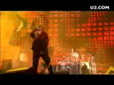 U2 3D. Bono chausse ses lunettes pour un concert en 3 dime