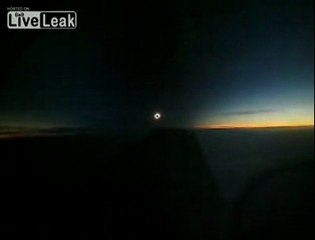 L`éclipse de soleil vue d`un avion