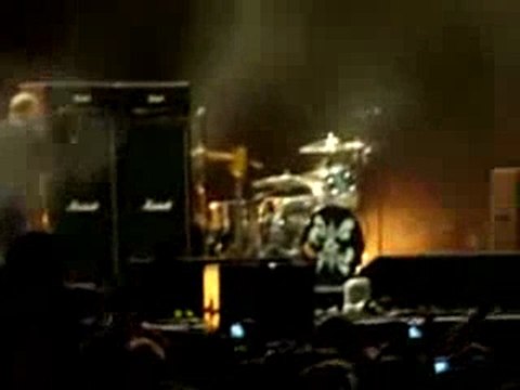 Le guitariste d'Oasis dégagé de la scène par un spectateur