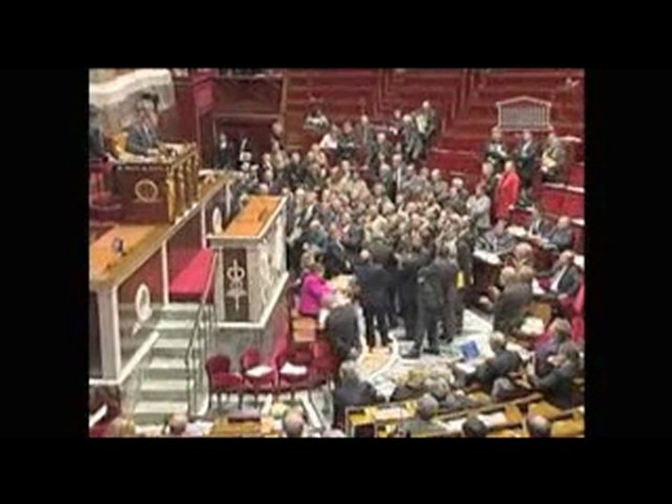 Les députés socialistes manifestent contre la réforme du t
