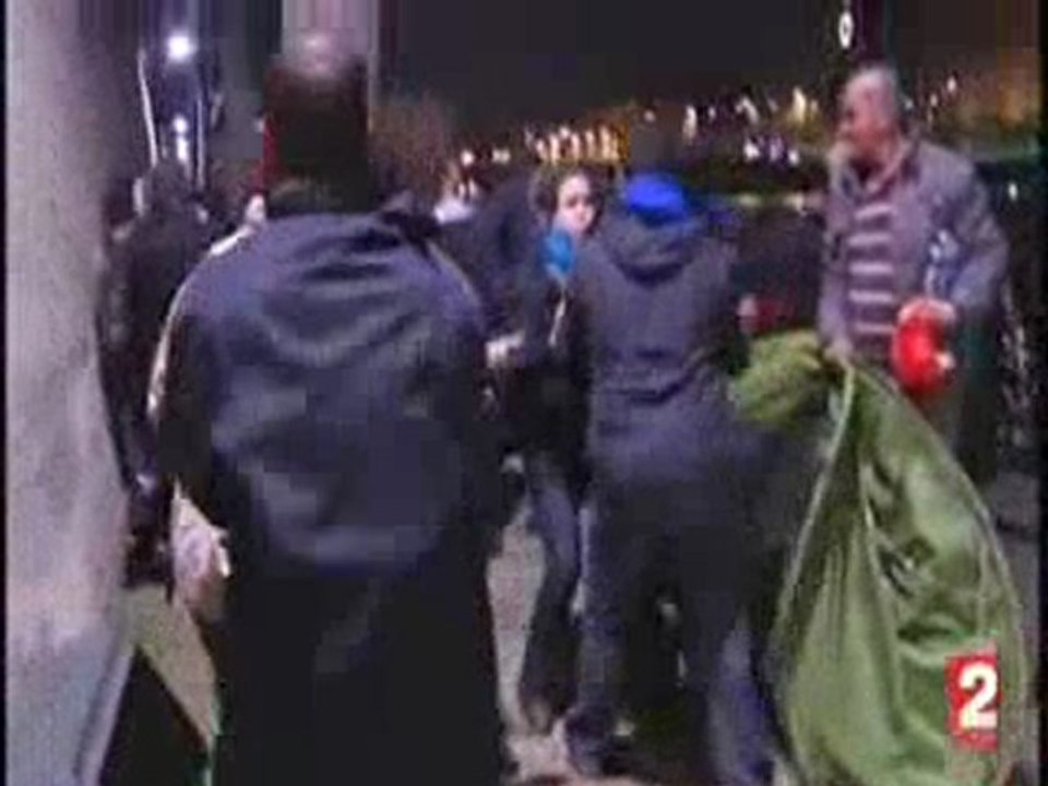 Des journalistes de France 2 bousculés par des policiers