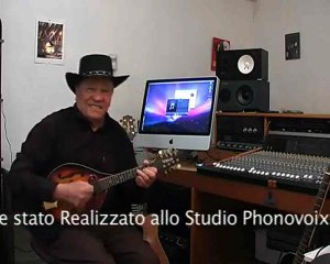 Tonidori suona con il Mandolin ( Brazjil )